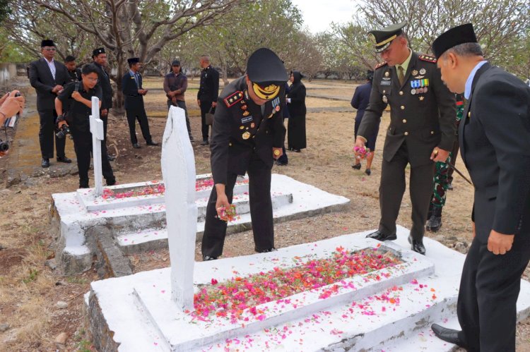 Kapolres Sumba Timur Hadiri Ziarah Makam Peringati HUT RI Ke-79