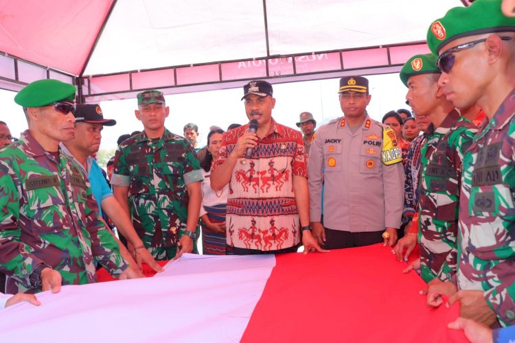 Bendera Merah Putih Sepanjang 340 Meter Diarak Melintasi Kota Waingapu.