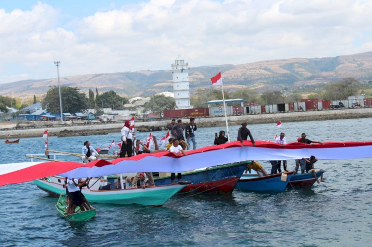 Peringati HUT RI Ke 79, Bendera Merah Putih Sepanjang 340 Meter Membentang Di Laut Waingapu.