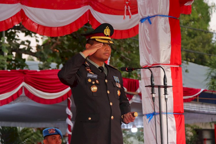 AKBP E. Jacky T. Umbu Kaledi, Jadi Irup Penurunan Bendera HUT RI Ke 79 Di Sumba Timur.