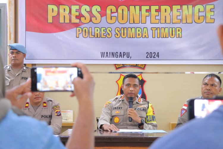 Kapolres Sumba Timur Sampaikan Konferensi Pers Kasus Laka Lantas.