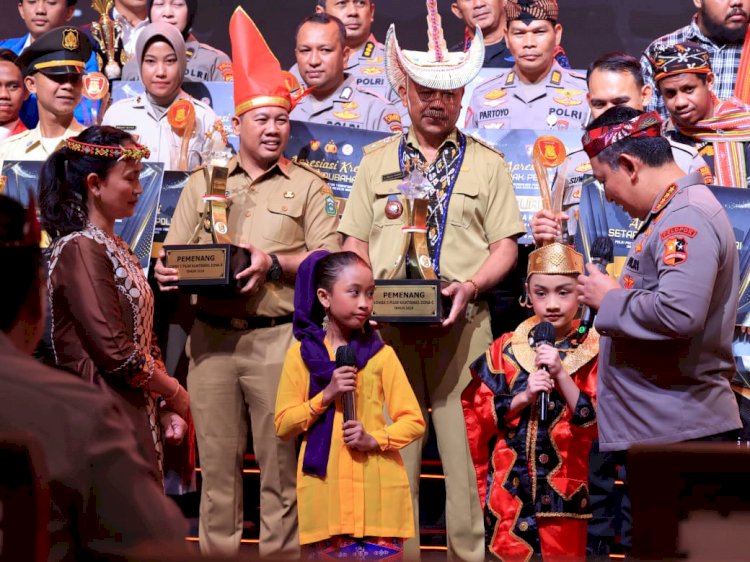 Kapolri dan Ketua Bhayangkari Sapa Dua Anak Pemenang Lomba Setapak Perubahan.