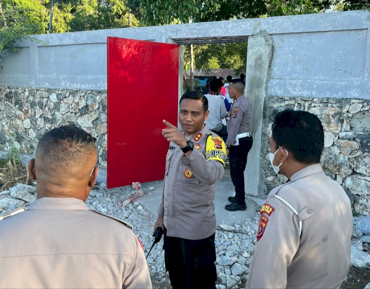 Pastikan Keamanan Kegiatan, AKBP E. Jacky Cek Pintu Emergency Lapangan Prailiu.