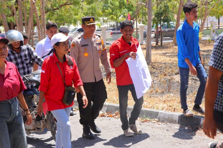 Kapolres Pimpin Pengamanan, Pastikan Aksi Damai Cipayung Plus Di Sumba Timur Berjalan Aman.