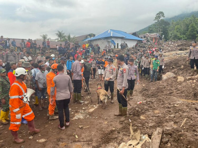 Polri Kerahkan 102 Personel dan Satu Anjing K9 Cari Korban Longsor di Kelurahan Rua, Ternate.