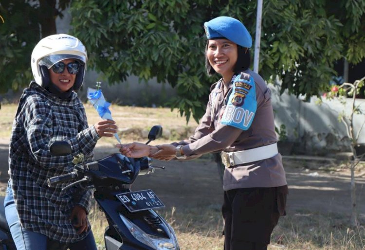 Polwan Polres Sumba Timur Berbagi Bunga, Sambut Hari Jadi Polwan Ke-76.