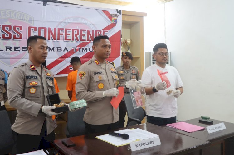 Polres Sumba Timur Lakukan Konferensi Pers : R Dan Y Curi Uang Dan Emas Milik Orang Tua Majikan