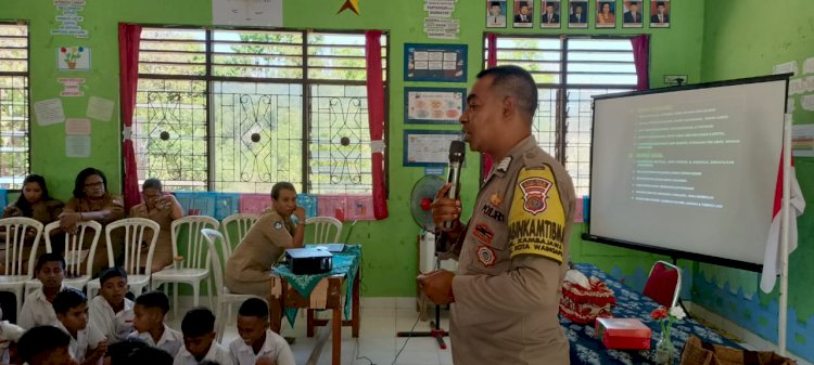 Sambangi SD N. 4 Waingapu, Bhabinkamtibmas Kambajawa Sampikan Sosialisasi Anti Narkoba