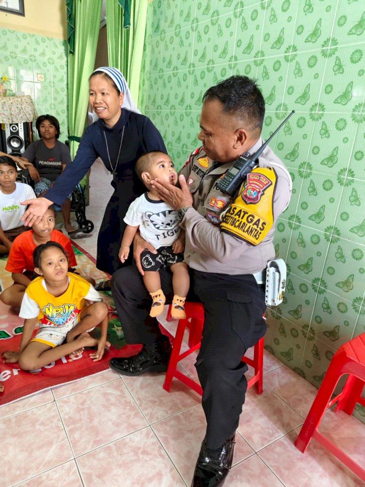 Satuan Lantas Polres Sumba Timur Sambut HUT Lalu Lintas ke-69 Dengan Kegiatan Anjangsana Ke Panti Asuhan