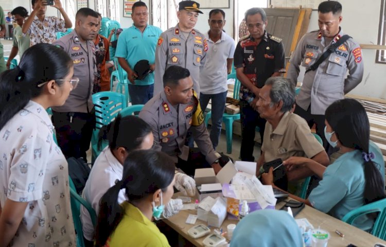 Polres Sumba Timur Bawa Dokter Ke Desa Wanga, Ada Apa ?