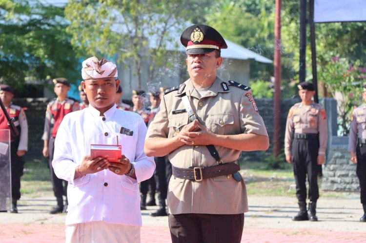 Kapolres Sumba Timur Lantik Ipda I Ketut Muriadi Jadi Kasi Humas