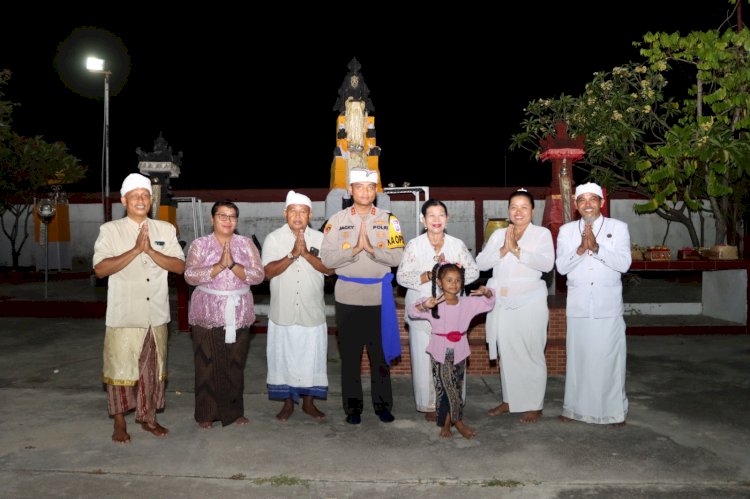 Kapolres Sumba Timur Lakukan Silaturahmi Bersama Umat Hindu Di Pura Cendana