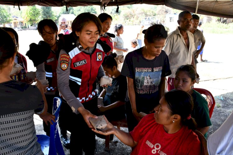 Polda NTT Berbagi Kasih: Salurkan Bantuan Makanan dan Air Minum untuk Warga Terdampak Konflik di Flores Timur