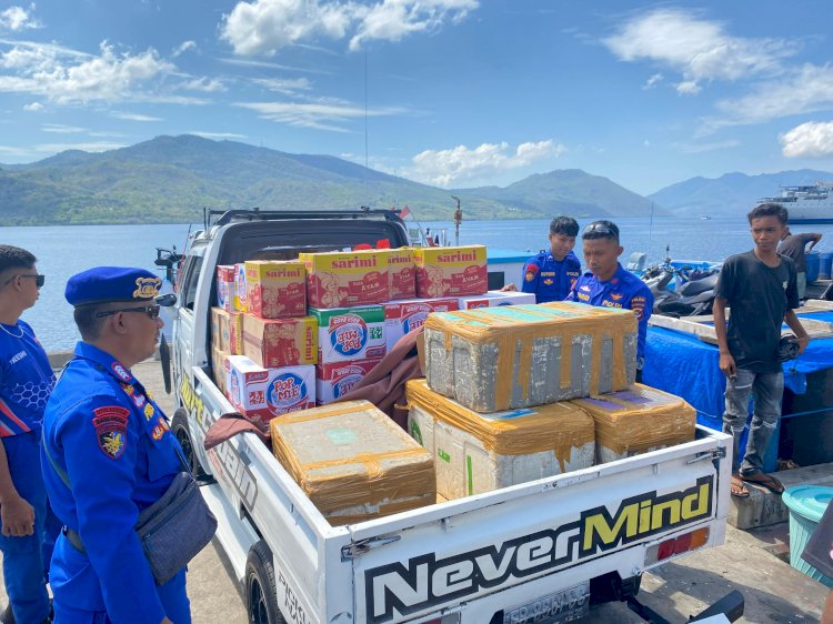 Polairud Polda NTT Salurkan Bantuan Sembako untuk Pengungsi Erupsi Gunung Lewotobi di Posko Konga