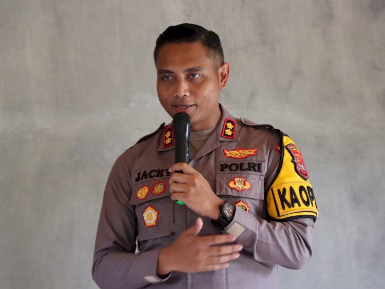 Kapolres Sumba Timur Gelar Kegiatan Minggu Kasih di GKS Jemaat Paulangga Cabang Marada Bangga