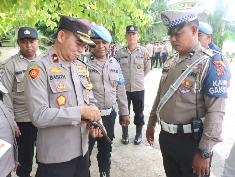 Polres Sumba Timur Lakukan Pemeriksaan Senpi Rutin kepada Personil Pemegang Senpi Dinas