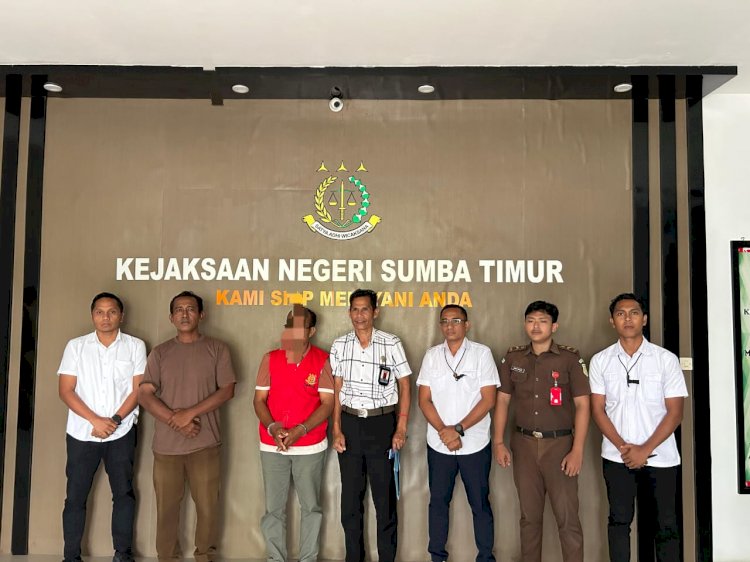 Turut Serta Lakukan Korupsi Pengelolaan Anggaran Pendapatan dan Belanja Desa (APBDes), Polres Sumba Timur Serahkan MRD kepada Kejaksaan Negeri Sumba Timur.