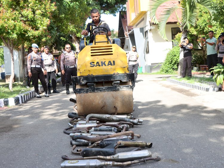 Polres Sumba Timur Musnahkan Puluhan Knalpot Brong Hasil Operasi Cipkon Jelang Natal Dan Tahun Baru