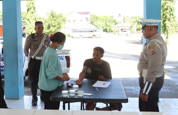 Jaga Kelancaran Transportasi Angkutan Umum, Polres Sumba Timur Gandeng Jasa Raharja Perikasa Kesehatan Sopir