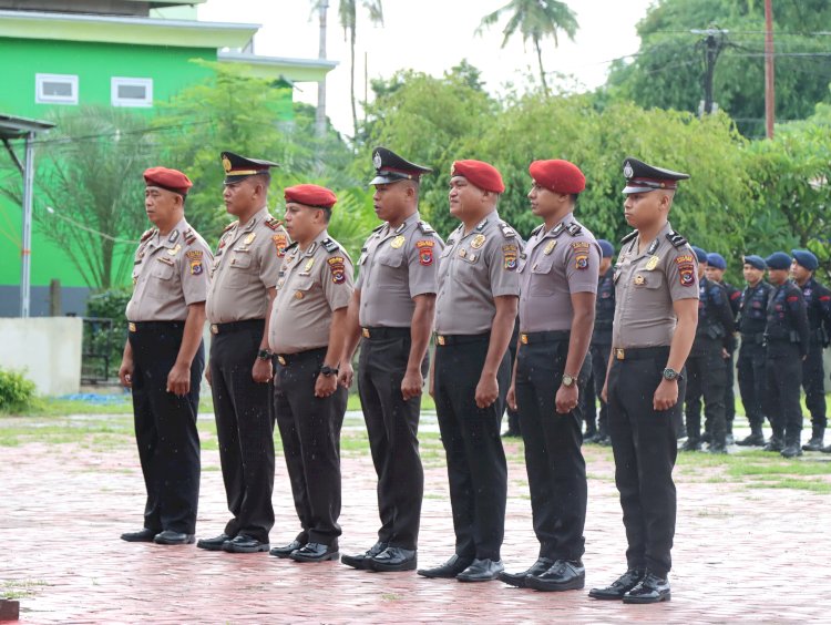 Kapolres Sumba Timur Pimpin Apel Kenaikan Pangkat Personil Polres Sumba Timur dan Brimob Kompi 4 Yon C Pelopor Sumba