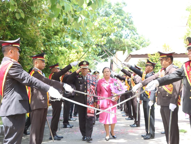 Empat Personil Purna Tugas, Polres Sumba Timur Gelar Wisuda Purna Bhakti dengan Upacara Pedang Pora