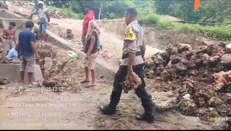 Sinergi dengan Warga, Personil Polsek Umalulu Ikut Kerja Bakti di Desa Watuhadang