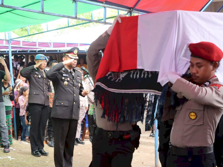 Kehilangan Anggota Polri, Polres Sumba Timur Laksanakan Pemakaman Briptu Elto Pila Malik