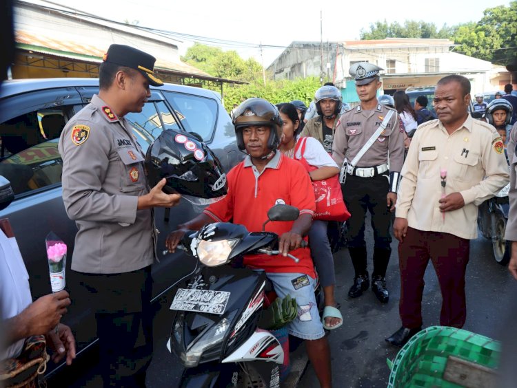 Keselamatan dan Kasih Sayang: Polres Sumba Timur Bagikan Helm dan Bunga di Hari Valentine