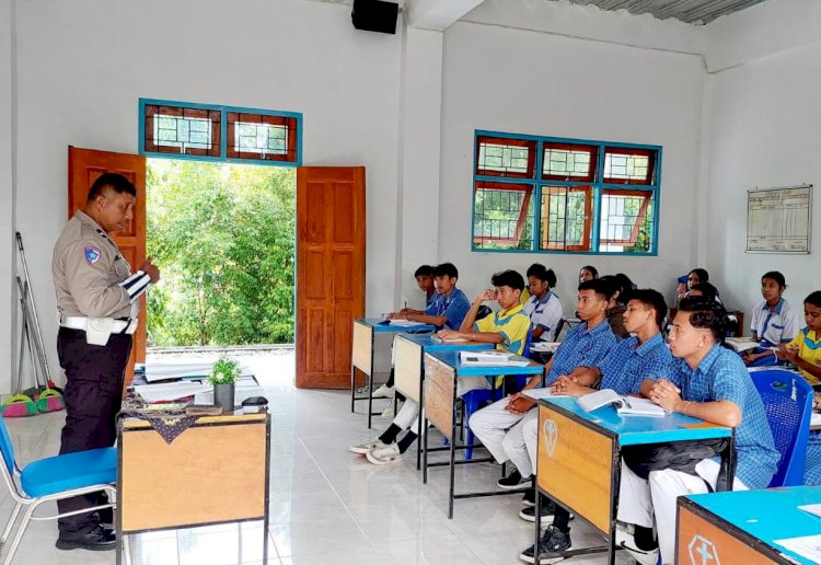 Polres Sumba Timur Gelar Sosialisasi Keselamatan Berlalu Lintas di SMAK Andaluri Waingapu