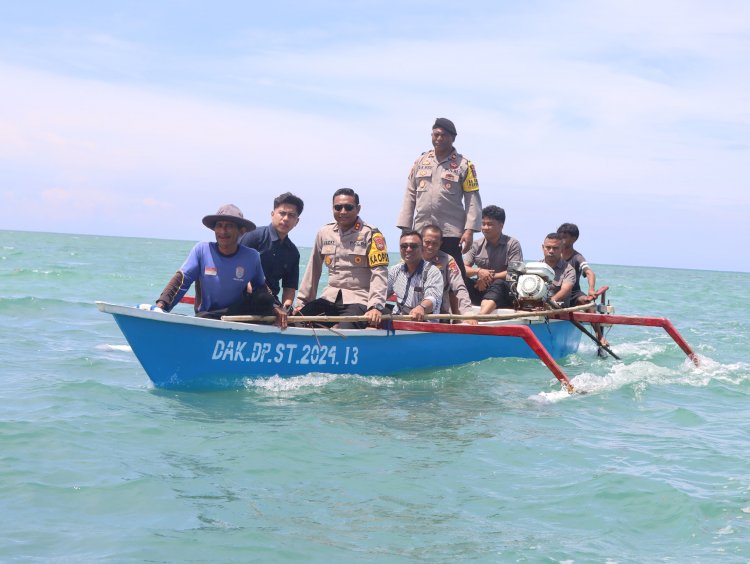 Kapolres Sumba Timur Bersama Pemerintah Desa Kabaru Lakukan Patroli di Perairan Laut Pulau Nusa