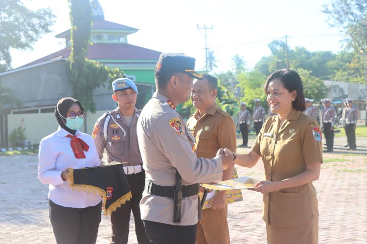 Polres Sumba Timur Berikan Penghargaan kepada Mitra Kerja dalam Meningkatkan Pelayanan Masyarakat