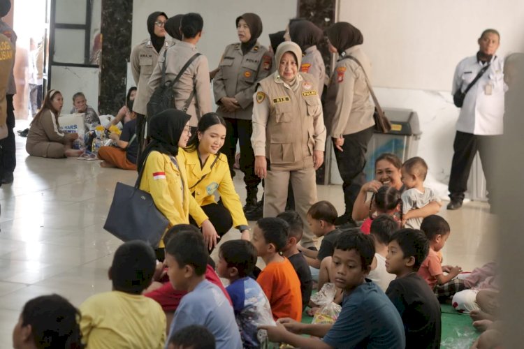 Polri Bersama Mahasiswa Beri Trauma Healing ke Korban Banjir Ciliwung