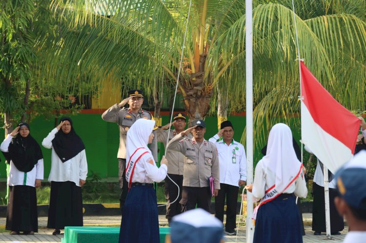 Polres Sumba Timur Gelar Upacara Bendera di Sekolah, Wakapolres Jadi Irup di MTs N. Sumba Timur