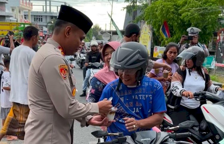 Polri Untuk Masyarakat, AKBP E. Jacky Bagikan Takjil kepada Pengendara dan Jalin Silaturahmi dengan Warga