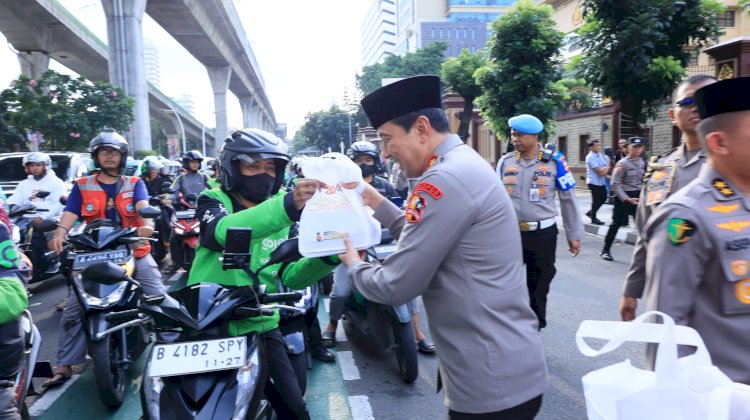 Polri dan Media Bersinergi Berbagi Takjil Serentak di Seluruh Indonesia