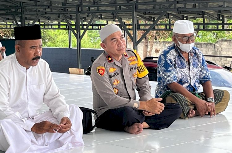 Wakapolres Sumba Timur Sambangi Tokoh Agama di Masjid Al Falah Kampung Baru