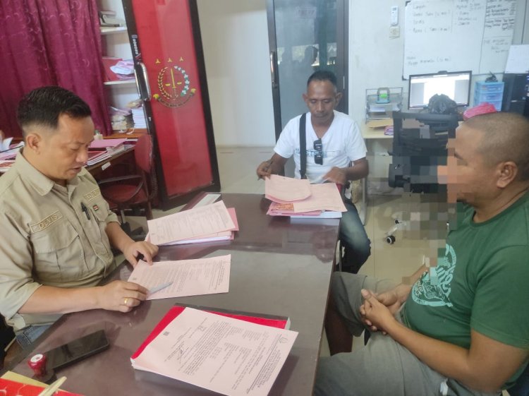 Polsek Matawai La Pawu Serahkan Tersangka Kasus Pemalsuan Tanda Tangan dan Cap Dinas ke Kejaksaan Negeri Waingapu