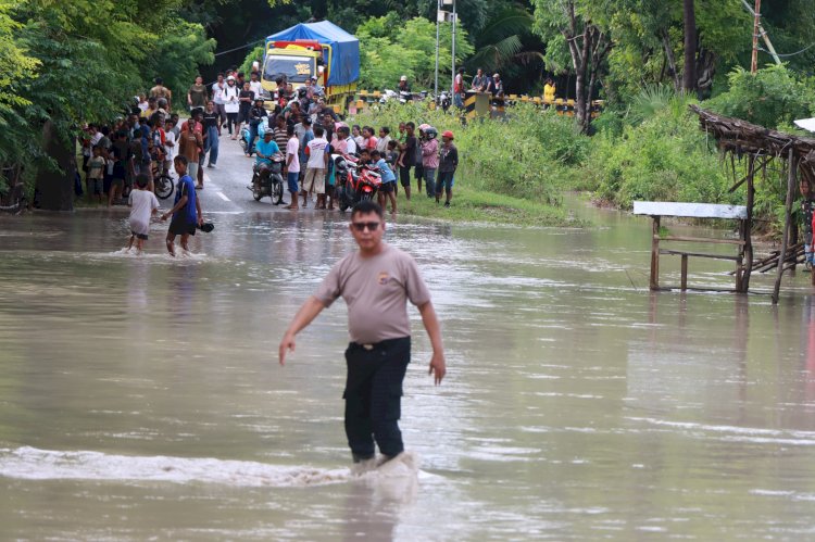 Sungai Kadumbul Meluap, Polsek Pandawai Bersama Warga Lakukan Rekayasa Lalu Lintas Antisipasi Kemacetan