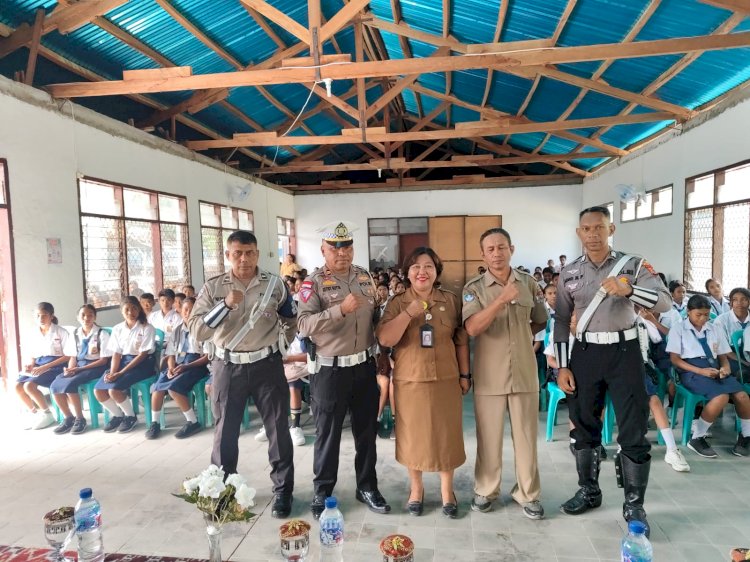 Tanan Disiplin Sejak Dini, Satlantas Polres Sumba Timur Gelar Sosialisasi Tertib Lalu Lintas di SMP Negeri 1 Pandawai