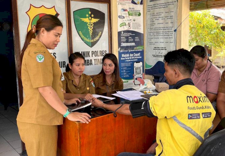 Dalam Rangka HUT Bhayangkara ke-79, Polres Sumba Timur Gelar Pelayanan Kesehatan Gratis bagi Pengemudi Ojek Daring