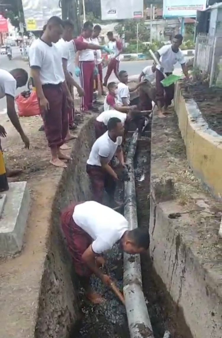 Sambut Hari Bhayangkara ke-79, Bintara Remaja Polda NTT Gelar Aksi Bersih Got di Lingkungan Rumah Jabatan Kapolda