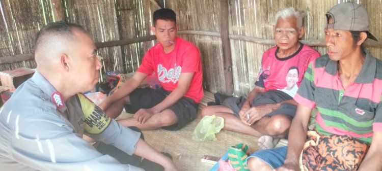 Bhabinkamtibmas Desa Mbatakapidu Ajak Tokoh Masyarakat Jaga Kamtibmas dan Tangkal Hoaks