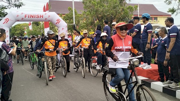 Ribuan Masyarakat dan Ratusan Hadiah Semarakkan Jalan Sehat dan Sepeda Santai Hari Bhayangkara ke -79 di Polda Kalteng