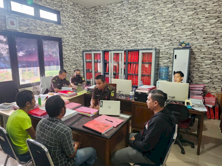 Polsek Lewa Polres Sumba Timur Serahkan ADN dan LG,  Tersangka Kasus Curanmor ke Kejaksaan Negeri Sumba Timur
