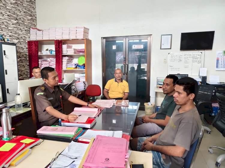 Polsek Pahunga Lodu Serahkan Dua Tersangka Kasus Pencurian Kuda ke Kejari Waingapu