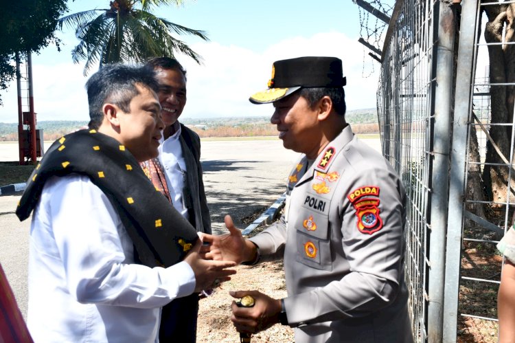 Kapolda NTT Sambut Hangat Kedatangan Staf Ahli Menko Polhukam di Bandara Eltari Kupang