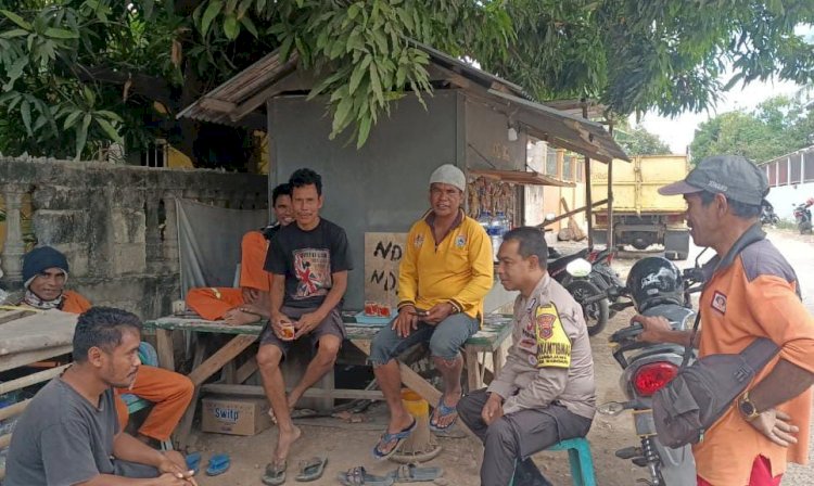 Bhabinkamtibmas Kambajawa Sambangi Warga, Sampaikan Imbauan Kamtibmas dan Waspada Hoaks