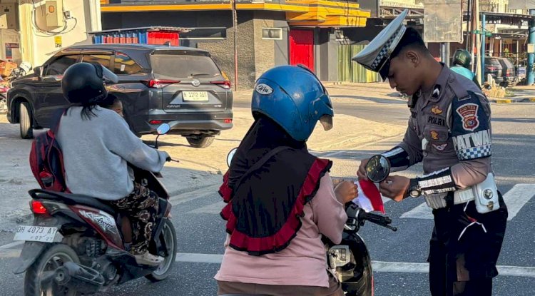 Semarak HUT RI ke-80 di Waingapu, Sat Lantas Polres Sumba Timur Bagikan Bendera