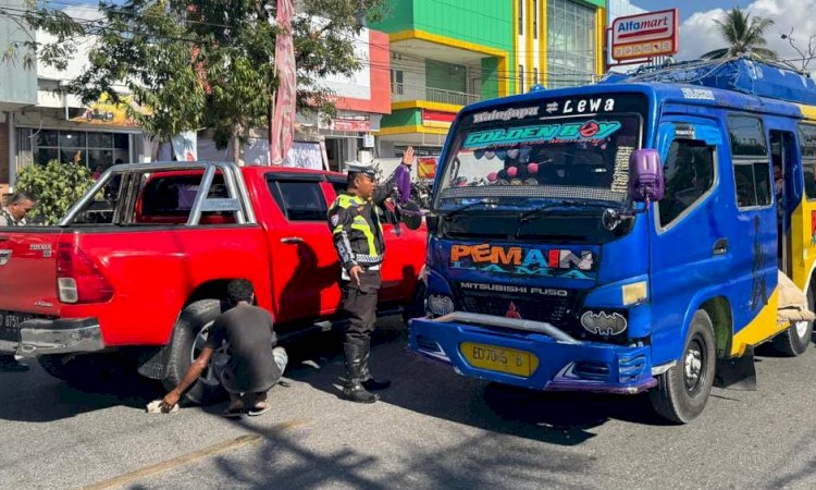 Mobil Warga Mogok di Waingapu, Polantas Turun Tangan Urai Kemacetan
