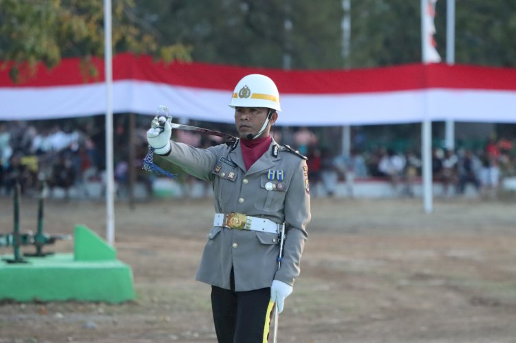 Langkah Tegap Sang Komandan: Ipda Prayogi Pimpin Upacara Penurunan Bendera di Waingapu